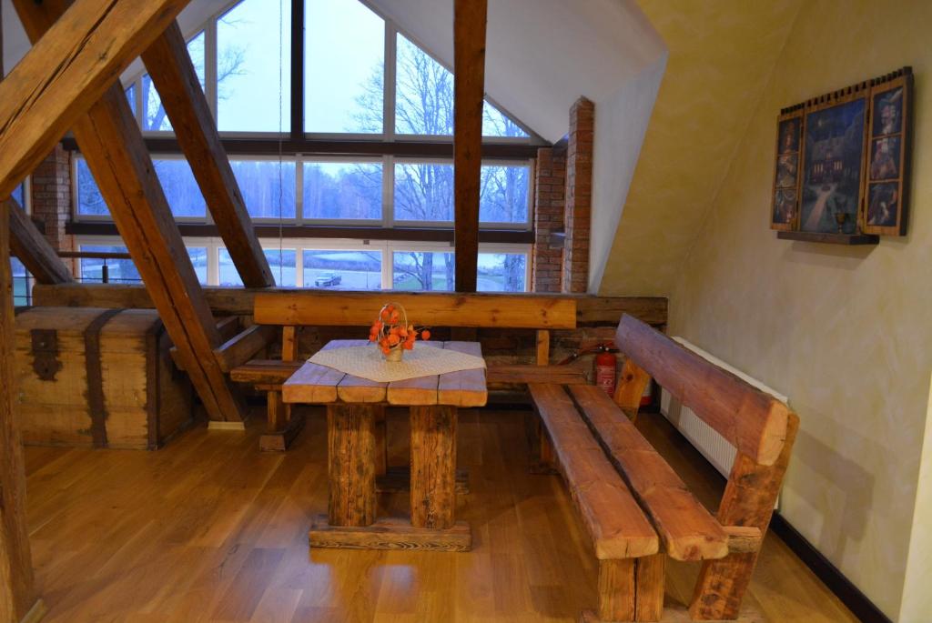 Kopīgā telpa ar koka galdu